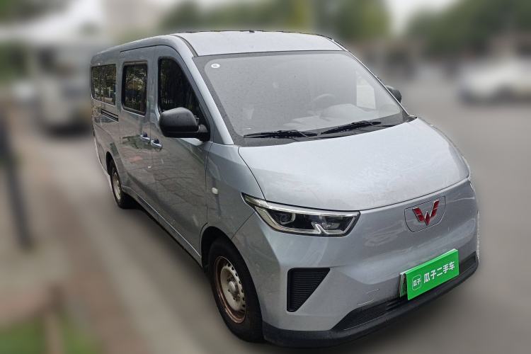 Used Wuling Yangguang 2024 300km Comfort-Grade Passenger Van 60kW Front Right 45 Deg