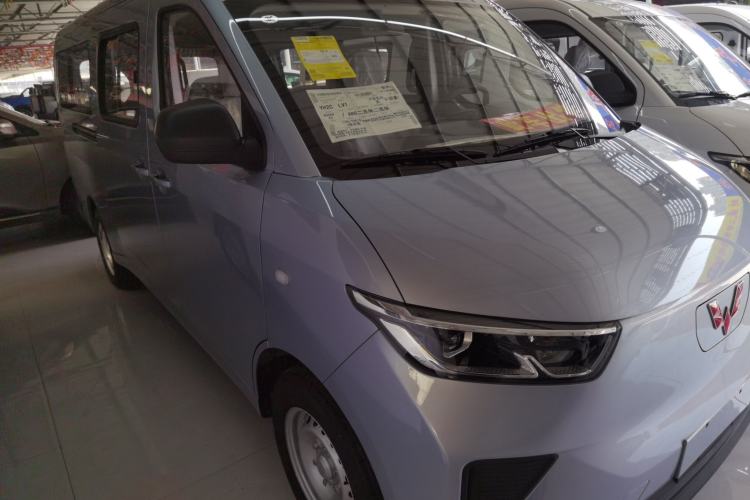 Used Wuling Yangguang 2024 300KM Comfort Version Passenger Van 75kW Front Right 45 Deg