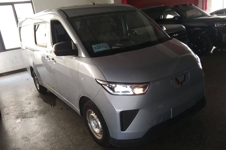 Used Wuling Yangguang 2024 300KM Comfort Version Passenger Van 75kW Front Right 45 Deg