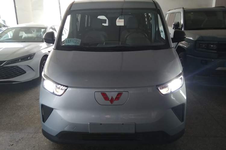 Used Wuling Yangguang 2024 300KM Comfort Version Passenger Van 75kW Front