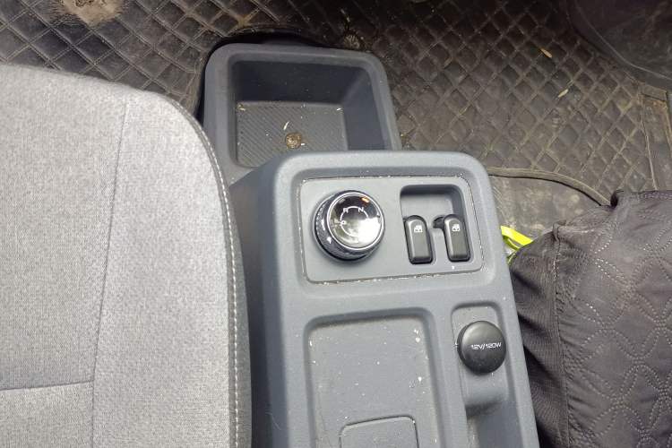 Used Wuling Yangguang 2024 300km Comfort-Grade Passenger Van 60kW Gear Lever