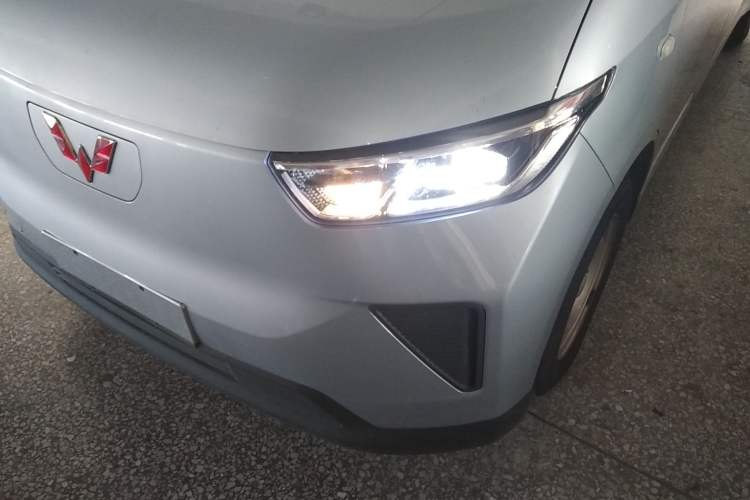 Used Wuling Yangguang 2024 300KM Comfort Version Passenger Van 75kW Left Front Headlight