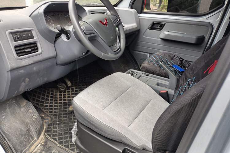 Used Wuling Yangguang 2024 300km Comfort-Grade Passenger Van 60kW Left Front Seat