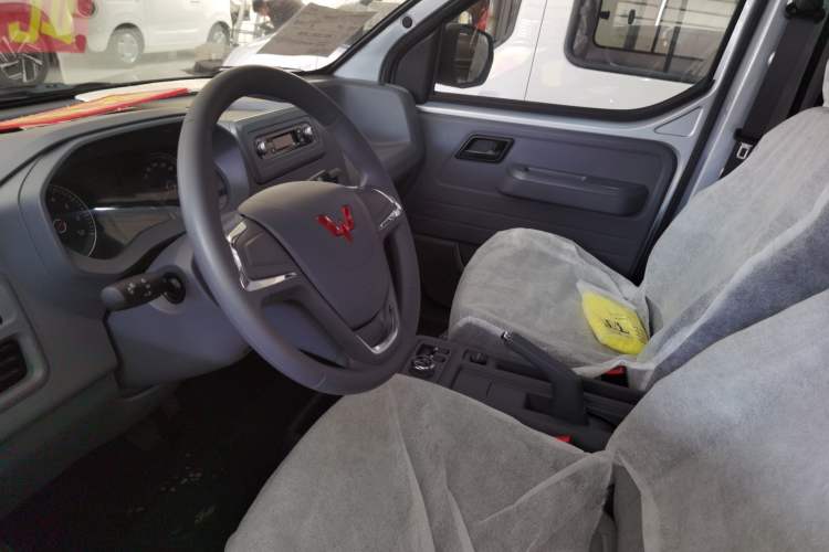 Used Wuling Yangguang 2024 300KM Comfort Version Passenger Van 75kW Left Front Seat