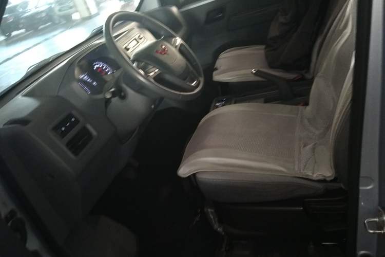 Used Wuling Yangguang 2024 300KM Comfort Version Passenger Van 75kW Left Front Seat