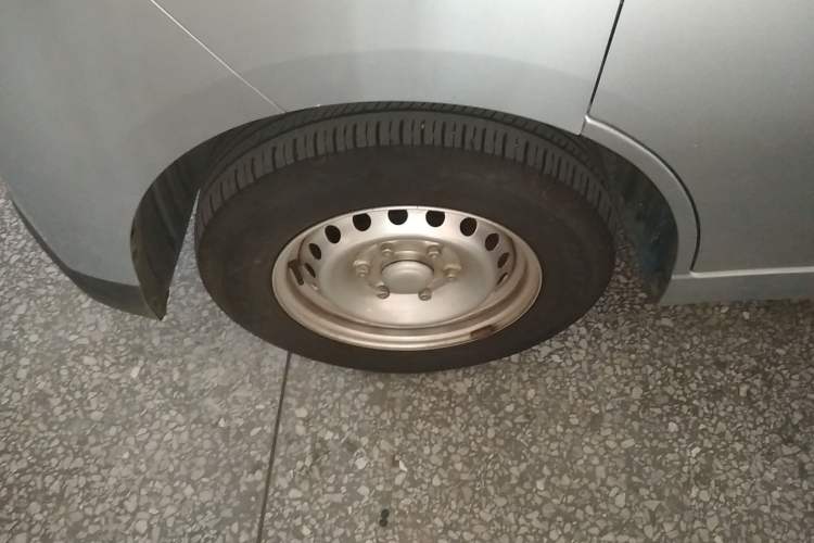 Used Wuling Yangguang 2024 300KM Comfort Version Passenger Van 75kW Left Front Wheel Hub