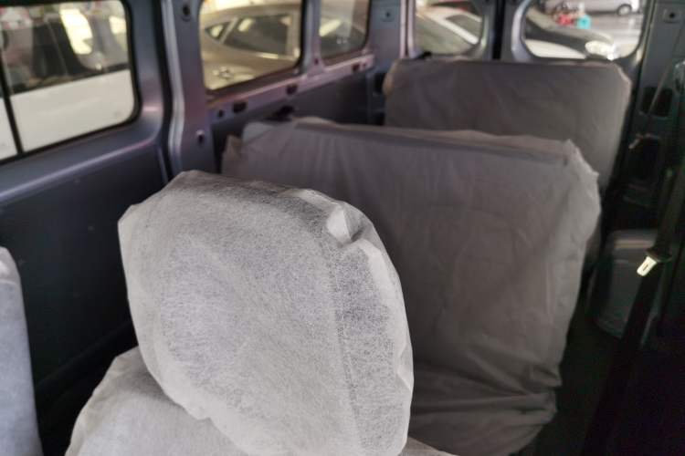 Used Wuling Yangguang 2024 300KM Comfort Version Passenger Van 75kW Left Rear Seat