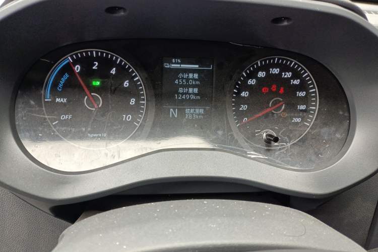 Used Wuling Yangguang 2024 300km Comfort-Grade Passenger Van 60kW Odometer Close Up
