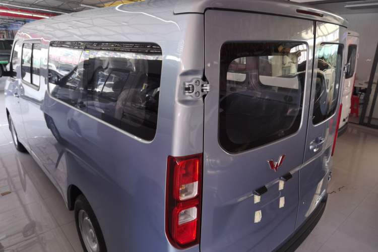 Used Wuling Yangguang 2024 300KM Comfort Version Passenger Van 75kW Rear Left 45 Deg