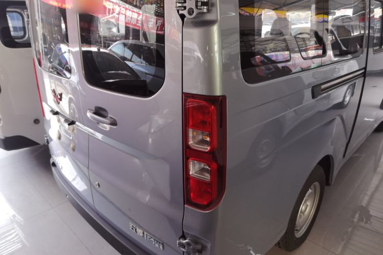 Used Wuling Yangguang 2024 300KM Comfort Version Passenger Van 75kW Rear Right 45 Deg
