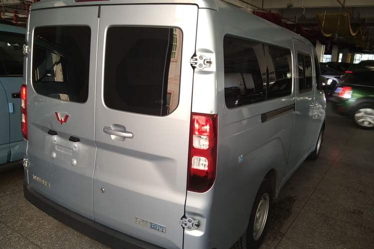 Used Wuling Yangguang 2024 300KM Comfort Version Passenger Van 75kW Rear Right 45 Deg