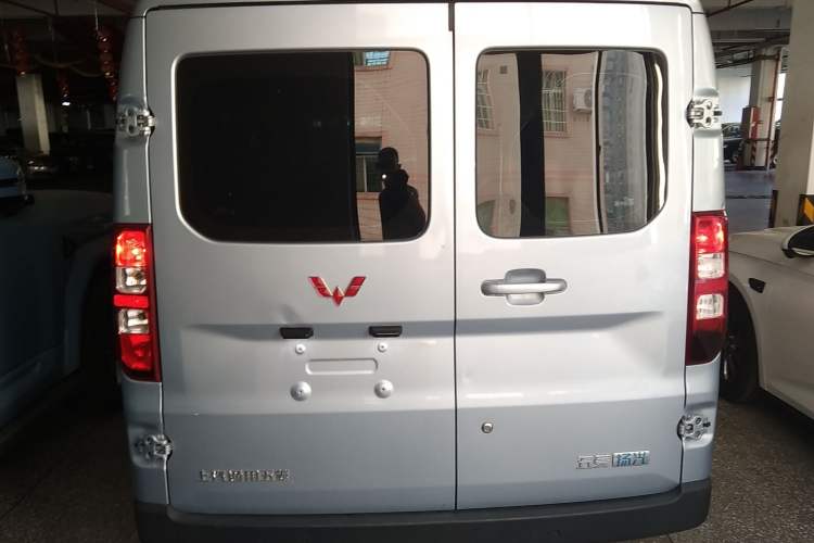 Used Wuling Yangguang 2024 300KM Comfort Version Passenger Van 75kW Rear