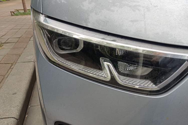 Used Wuling Yangguang 2024 300km Comfort-Grade Passenger Van 60kW Right Front Headlight
