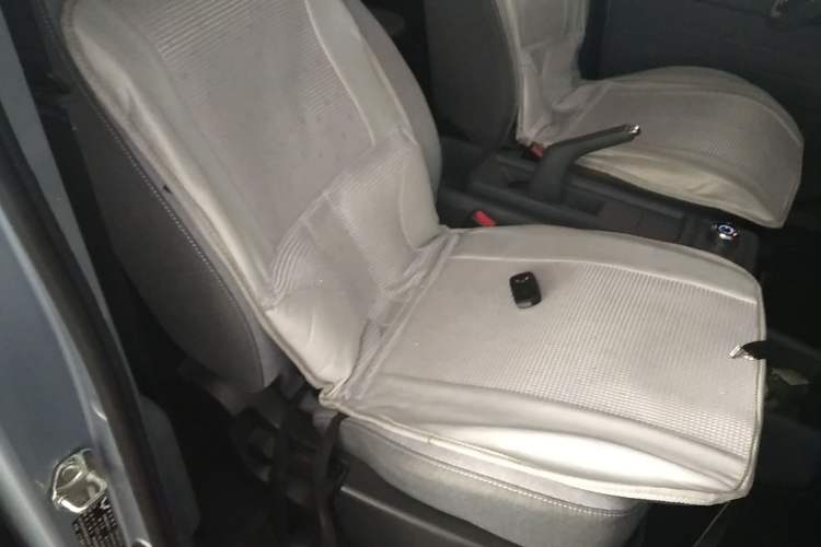 Used Wuling Yangguang 2024 300KM Comfort Version Passenger Van 75kW Right Front Seat