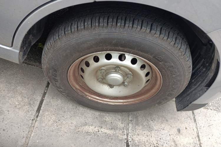 Used Wuling Yangguang 2024 300km Comfort-Grade Passenger Van 60kW Right Front Wheel Hub