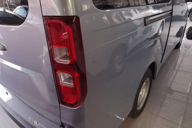 Used Wuling Yangguang 2024 300KM Comfort Version Passenger Van 75kW Right Rear Taillight