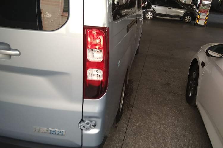 Used Wuling Yangguang 2024 300KM Comfort Version Passenger Van 75kW Right Rear Taillight