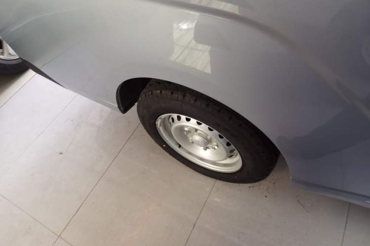 Used Wuling Yangguang 2024 300KM Comfort Version Passenger Van 75kW Right Rear Wheel Hub
