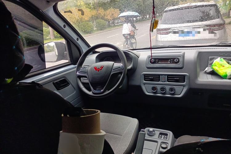 Used Wuling Yangguang 2024 300km Comfort-Grade Passenger Van 60kW Steering Wheel