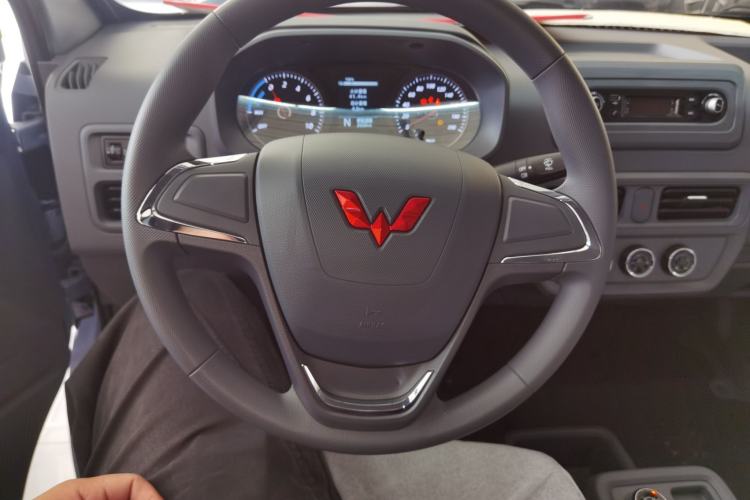 Used Wuling Yangguang 2024 300KM Comfort Version Passenger Van 75kW Steering Wheel