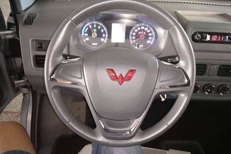 Used Wuling Yangguang 2024 300KM Comfort Version Passenger Van 75kW Steering Wheel