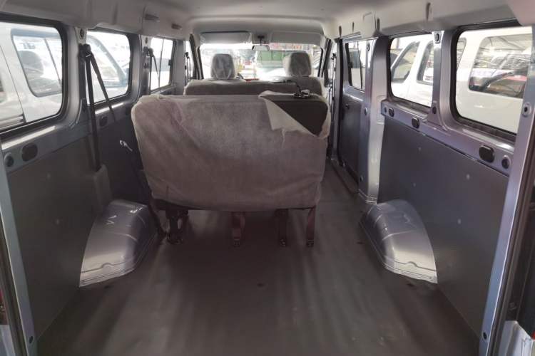 Used Wuling Yangguang 2024 300KM Comfort Version Passenger Van 75kW Trunk