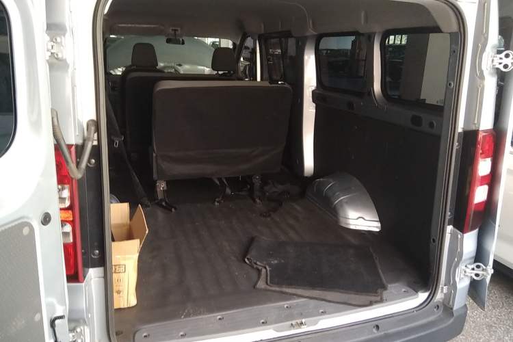 Used Wuling Yangguang 2024 300KM Comfort Version Passenger Van 75kW Trunk