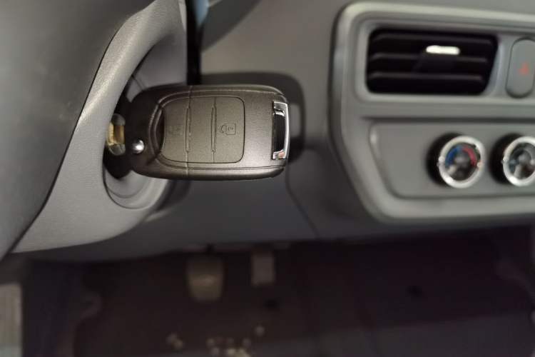 Used Wuling Yangguang 2024 300KM Comfort Version Passenger Van 75kW Vehicle Key