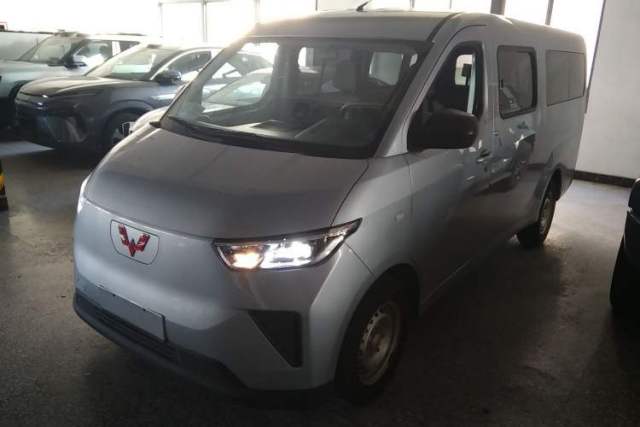Used Wuling Yangguang 2024 300KM Comfort Version Passenger Van 75kW