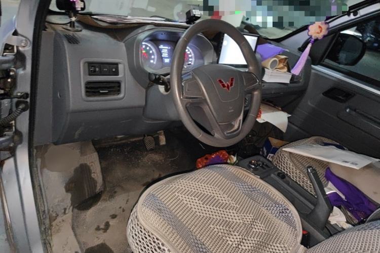 Used Wuling Yangguang 2024 300KM Comfort Version Passenger Van 75kW Center Console
