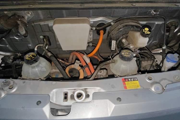 Used Wuling Yangguang 2024 300KM Comfort Version Passenger Van 75kW Engine Bay