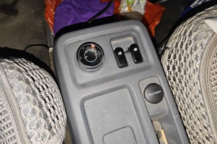Used Wuling Yangguang 2024 300KM Comfort Version Passenger Van 75kW Gear Lever