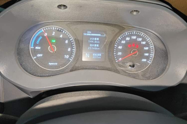 Used Wuling Yangguang 2024 300KM Comfort Version Passenger Van 75kW Odometer Close Up
