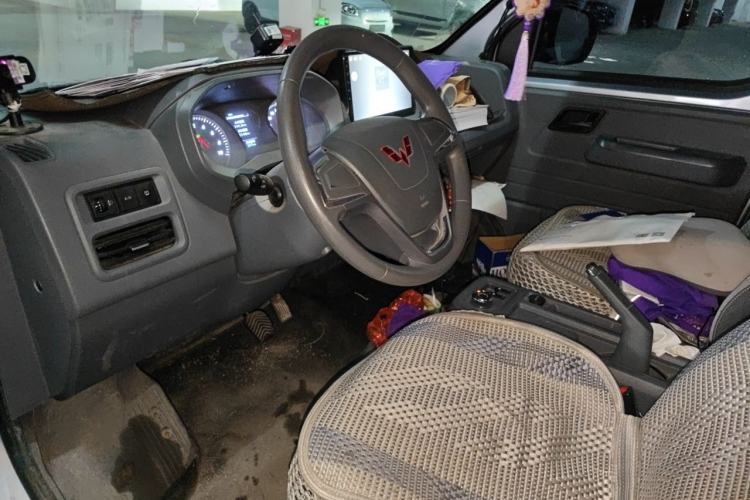 Used Wuling Yangguang 2024 300KM Comfort Version Passenger Van 75kW Steering Wheel