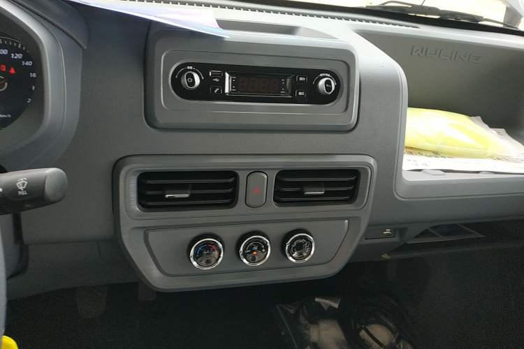 Used Wuling Yangguang 2024 300KM Comfort Version Passenger Van 75kW Audio And AC Panel