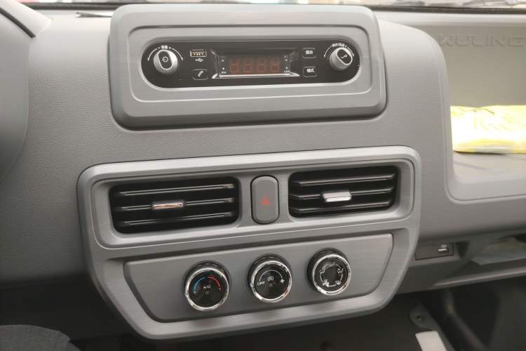 Used Wuling Yangguang 2024 300KM Comfort Version Passenger Van 75kW Audio And AC Panel