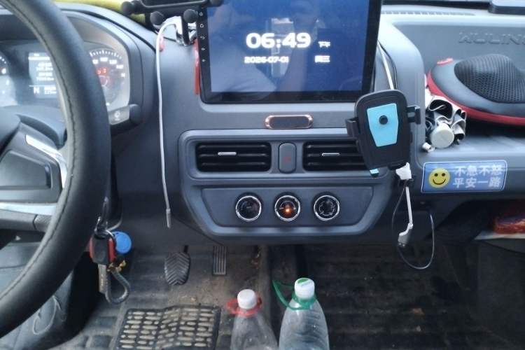 Used Wuling Yangguang 2024 300KM Comfort Version Passenger Van 75kW Audio And AC Panel