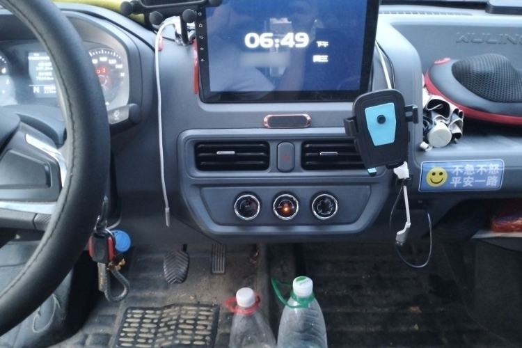 Used Wuling Yangguang 2024 300KM Comfort Version Passenger Van 75kW Audio And AC Panel