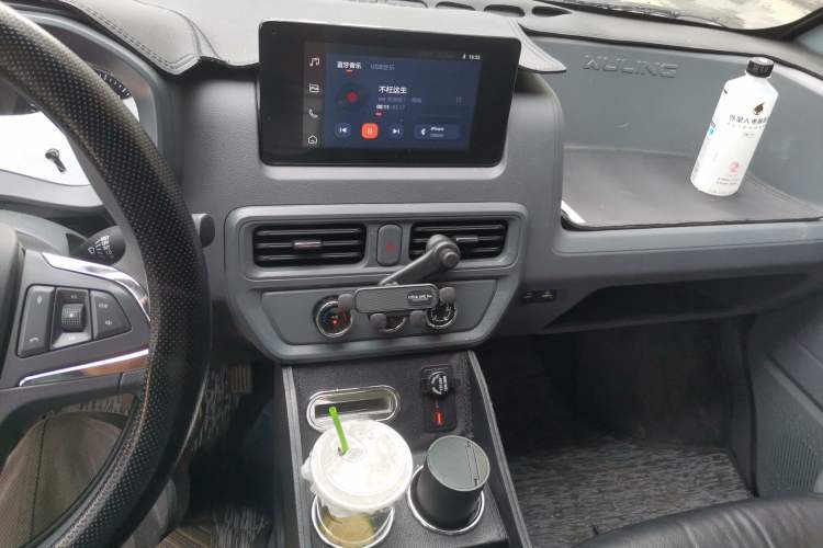 Used Wuling Yangguang 2024 300km Comfort Version with Sealed Windows 60kW Audio And AC Panel