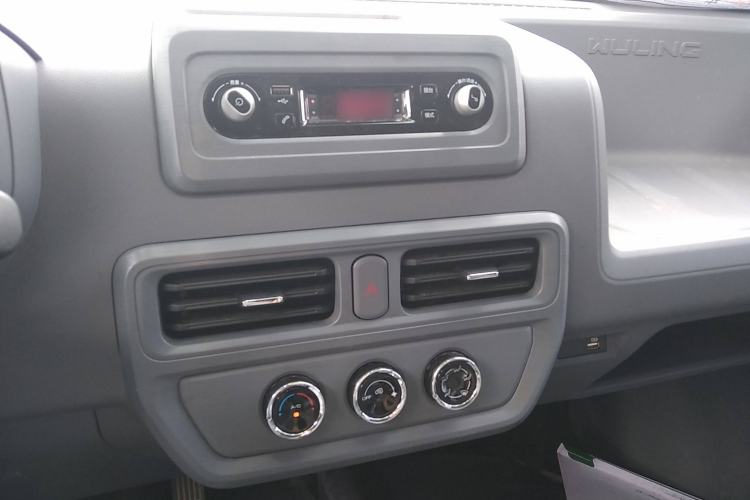 Used Wuling Yangguang 2024 300KM Comfort Version Passenger Van 75kW Audio And AC Panel