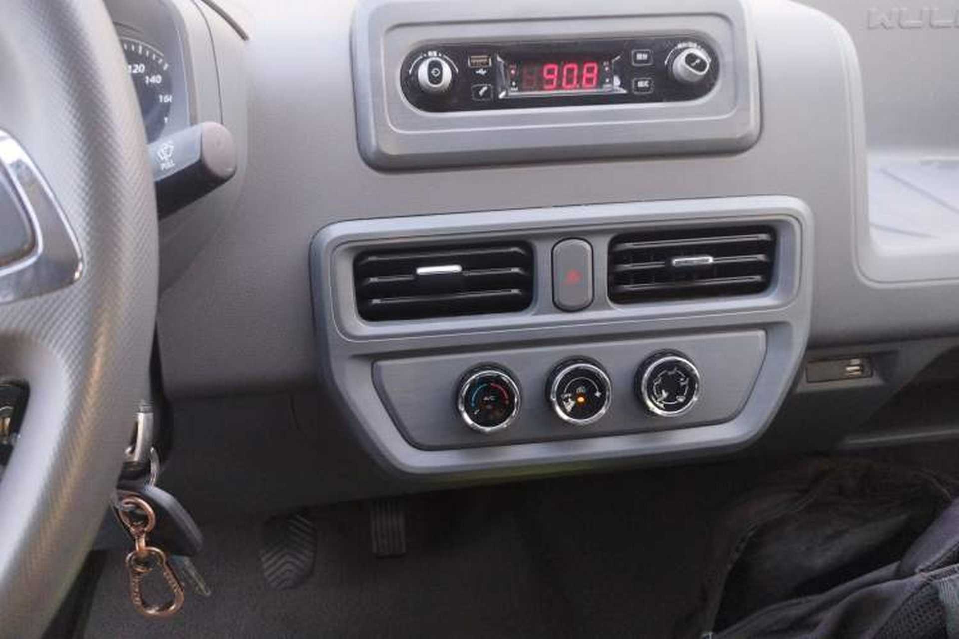 Used Wuling Yangguang 2024 300KM Comfort Version Passenger Van 75kW Audio And AC Panel