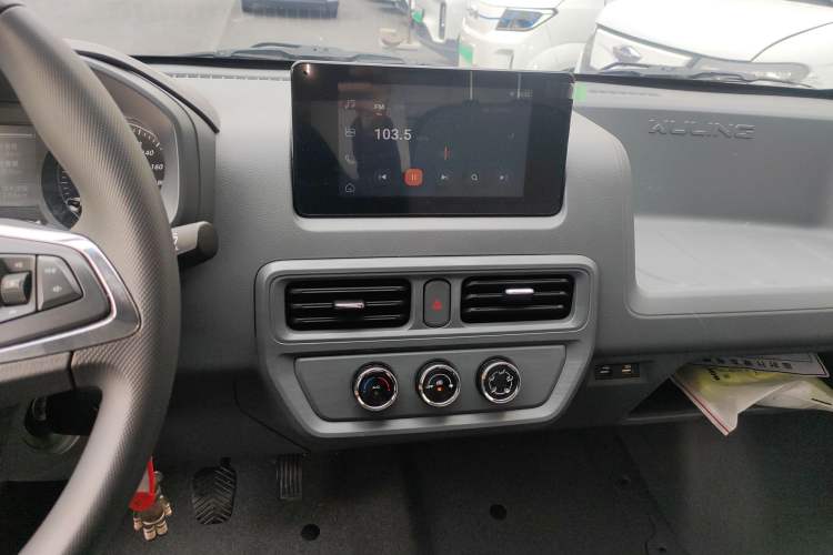 Used Wuling Yangguang 2024 300km Comfort Version with Sealed Windows 75kW Audio And AC Panel