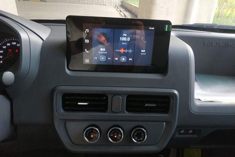 Used Wuling Yangguang 2024 300km Comfort Version with Sealed Windows 60kW Audio And AC Panel