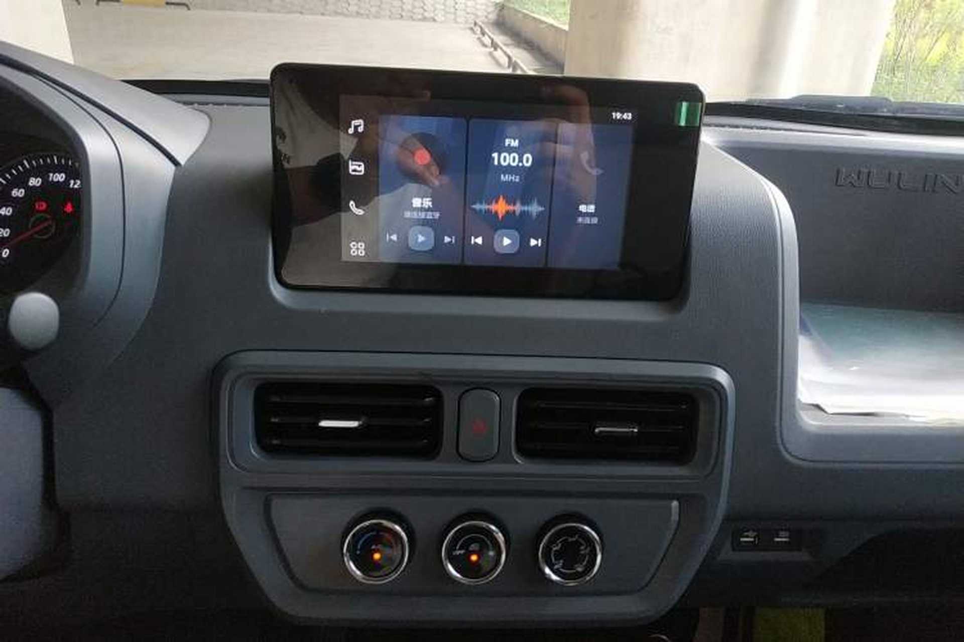 Used Wuling Yangguang 2024 300km Comfort Version with Sealed Windows 60kW Audio And AC Panel