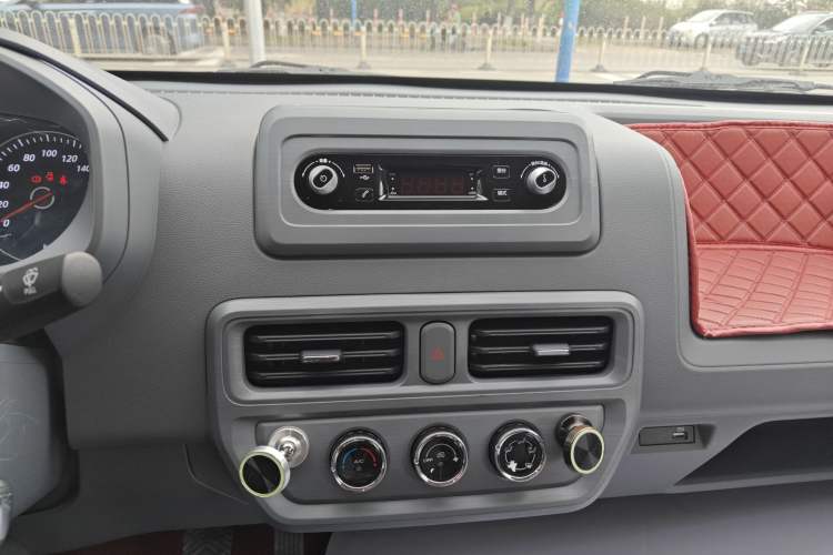 Used Wuling Yangguang 2024 300KM Comfort Version Passenger Van 75kW Audio And AC Panel