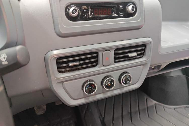 Used Wuling Yangguang 2024 300KM Comfort Version Passenger Van 75kW Audio And AC Panel