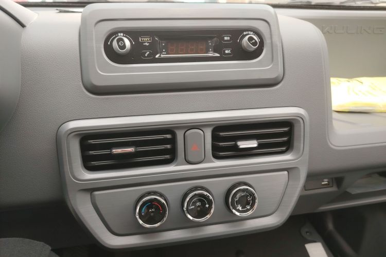 Used Wuling Yangguang 2024 300KM Comfort Version Passenger Van 75kW Audio And AC Panel
