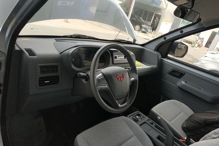 Used Wuling Yangguang 2024 300KM Comfort Version Passenger Van 75kW Center Console