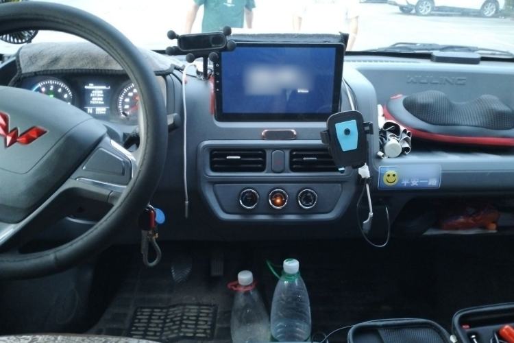 Used Wuling Yangguang 2024 300KM Comfort Version Passenger Van 75kW Center Console