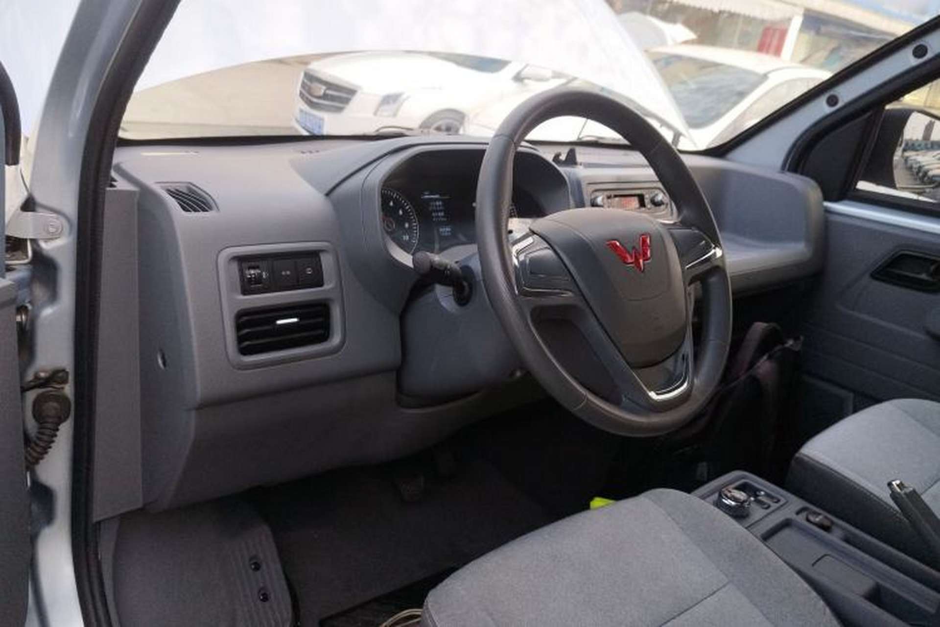 Used Wuling Yangguang 2024 300KM Comfort Version Passenger Van 75kW Center Console